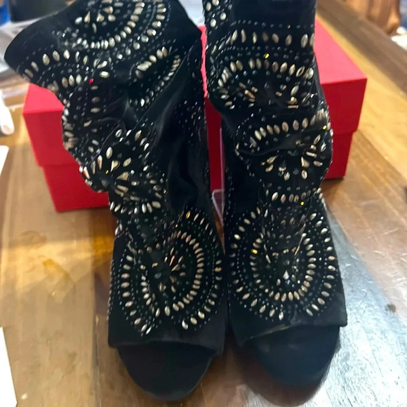 Vince Camuto IMAGINE black beaded peep toe booties
NEW - Picture 6 of 10
